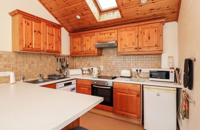 WATERS EDGE, pet friendly, country holiday cottage in Embleton
