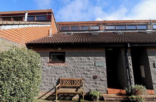 WATERS EDGE, pet friendly, country holiday cottage in Embleton