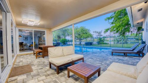 WatersEdge - Lakefront Beauty, Saltwater Pool