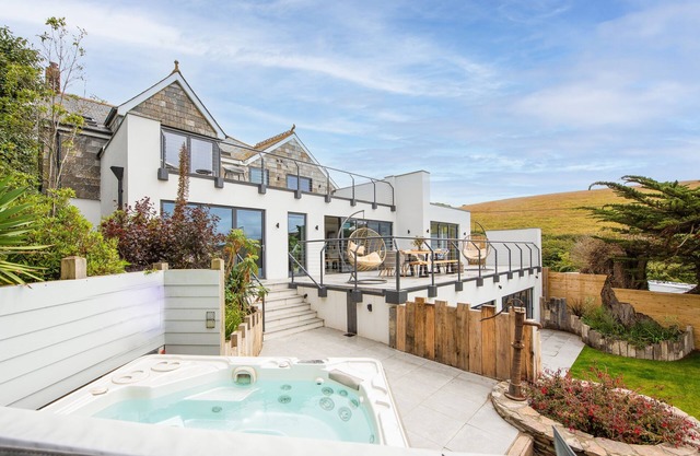 Watersend House located 500m from the majestic Watergate Bay. Set in an acre of private landscaped g