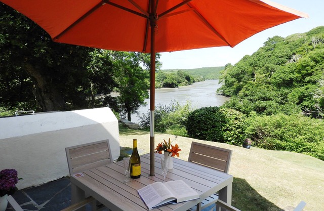 Waterside 16c Cottage, Helford River. Idyllic views, jetty, boat. No neighbours.