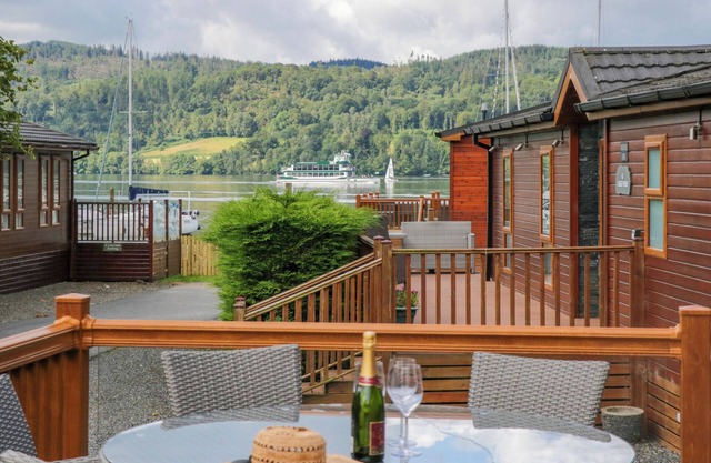 WATERSIDE LODGE, family friendly, with pool in Windermere