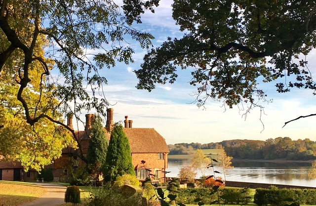 Waterside Manor est une maison de campagne anglaise vraiment exceptionnelle. ....