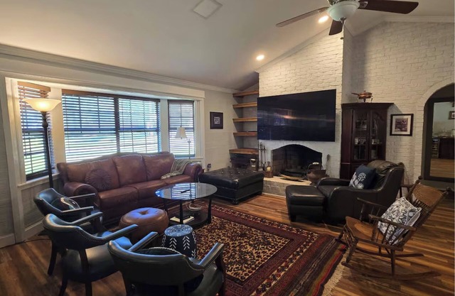 Waterside- Spacious home, Dock, Bunks -Sleeps 13