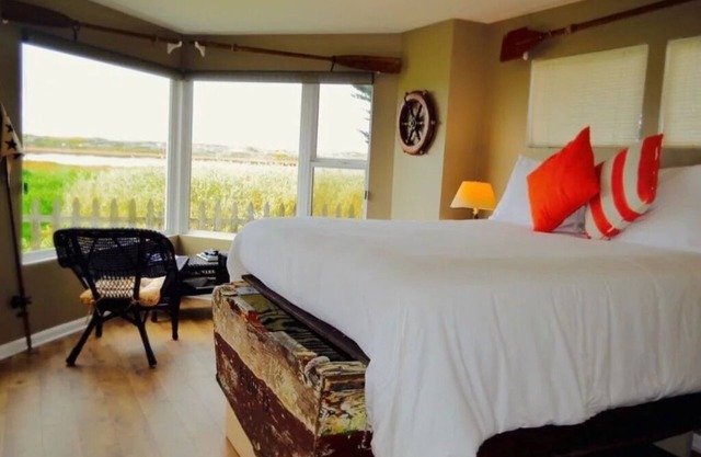 Chambre BoatHouse avec une douche double donnant sur l'eau