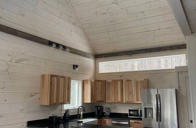 Waterville Estates New, Charming Pine Chalet, sleeps 8 includes 2 passes