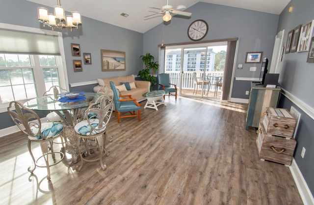 Waterway Views, Great furnishings, large equipped kitchen and good location!