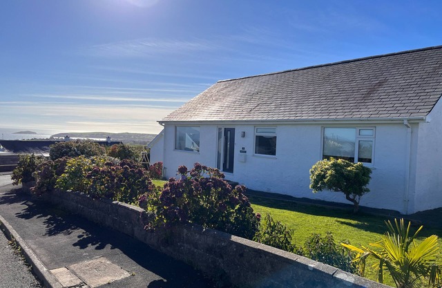 WATLANDS, pet friendly, character holiday cottage in Abersoch