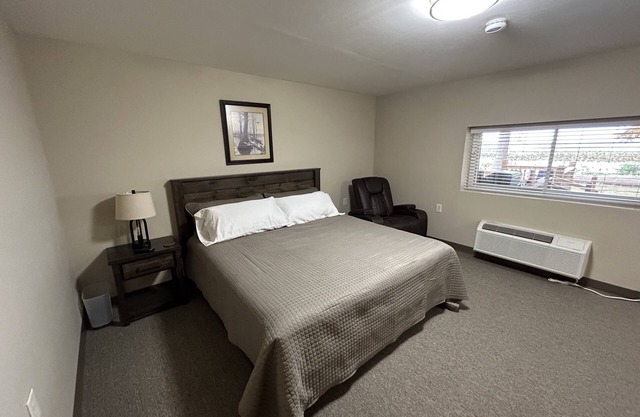 Watrerfornt Lodge on Reelfoot Lake 8,000 sq feet sits on 3 Acers 12 Bed Rooms