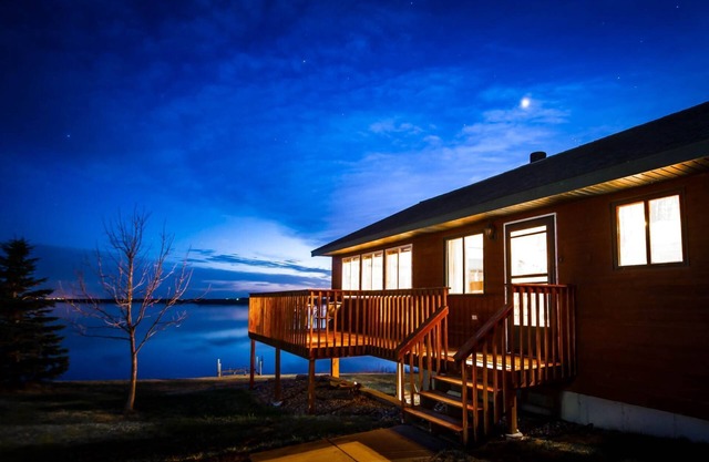 Cabane de pêche et de chasse au bord de l'eau! 4BR / 2Bath. Bain à remous, billard / ping-pong