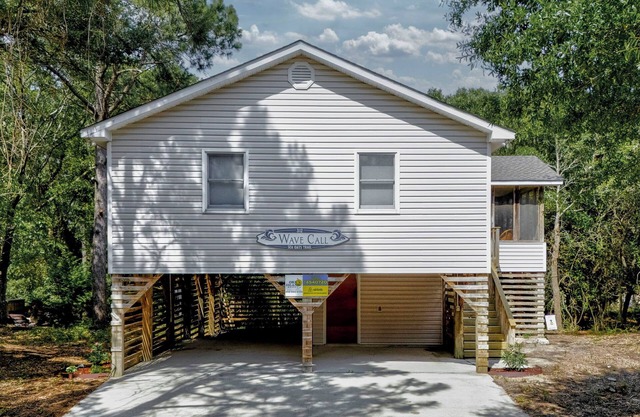 Wave Call beckons you to this luxurious cottage!