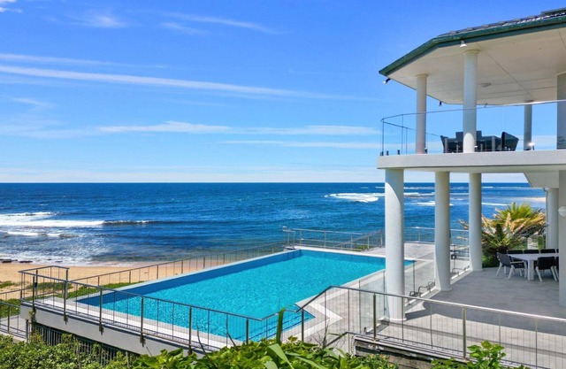 FRONT DE LA PLAGE AVEC PISCINE, VUE MER, WIFI ET FOXTEL