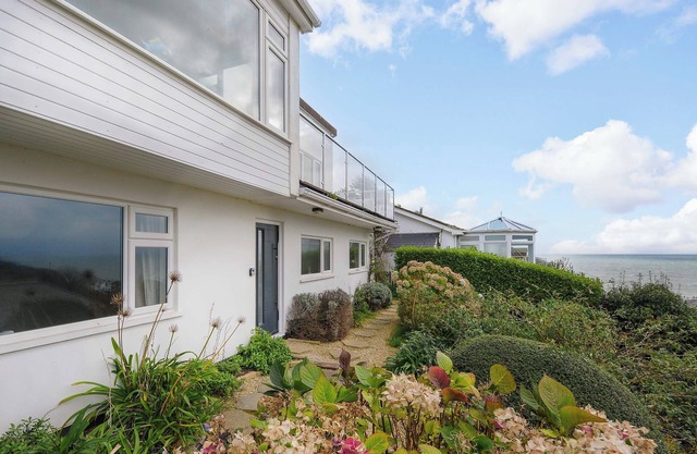 WAVES EDGE, pet friendly, country holiday cottage in Looe