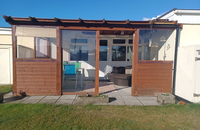 Waves & Woods Cozy 2-bedroom chalet in enjoyable Kidwelly with WiFi