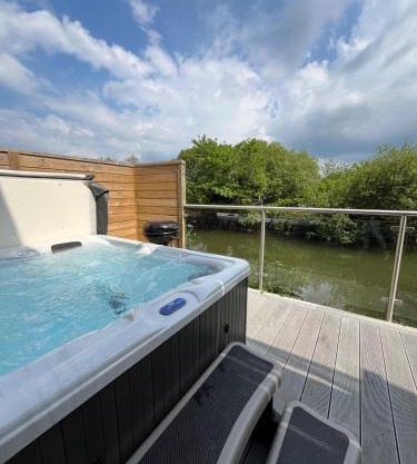 Waveside-Waterside with hot tubResort PoolGym