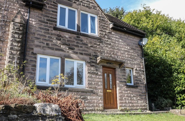 WAYLAND HOUSE, pet friendly, with a garden in Bakewell