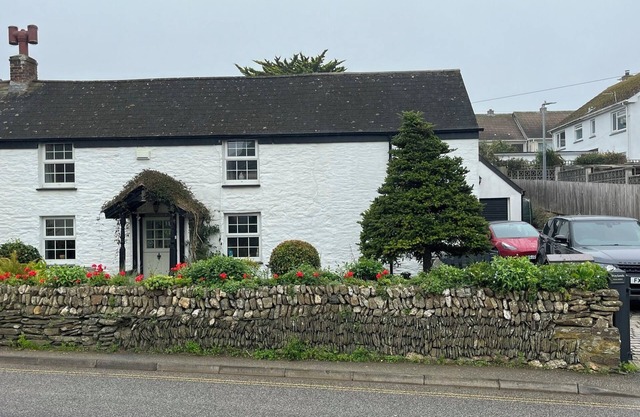 Waylands cottage with gardens, parking for 3 cars - in Crantock village