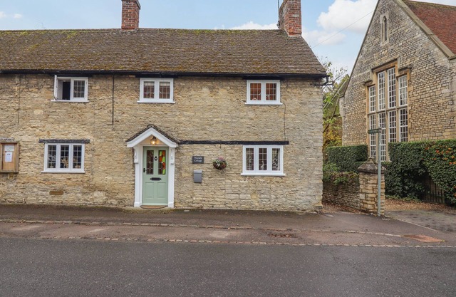 WAYSIDE COTTAGE, pet friendly, with hot tub in Sharnbrook