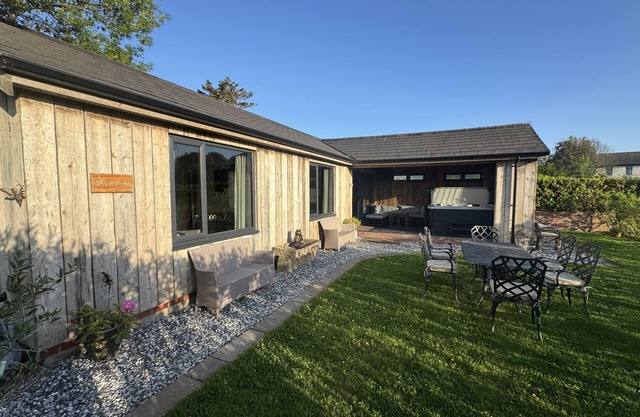 WAYSIDE LODGE, family friendly, with hot tub in Blackpool