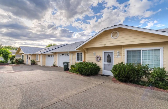 WE ARE A CHARMING DUPLEX/ 2 HOMES 4 BEDROOM 4 BATH /2 GARAGES +EV