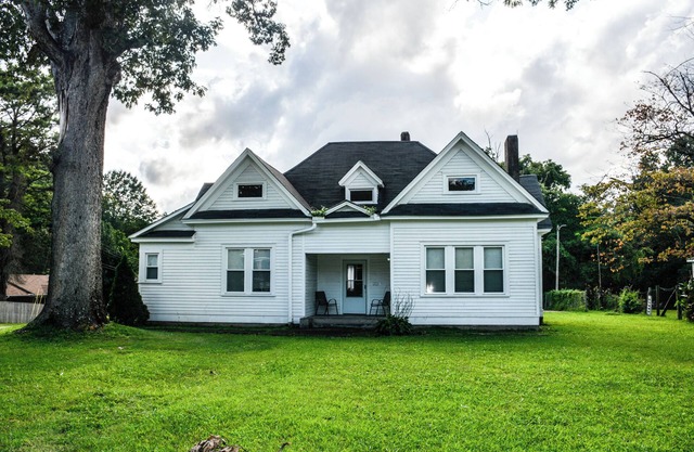 Historic Highland built in 1902. Game Room, King Size Beds 2100 sq ft home