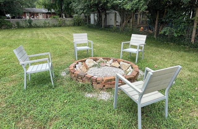 We are located close to Keeneland, Lexington Airport, Rupp Arena and UK.