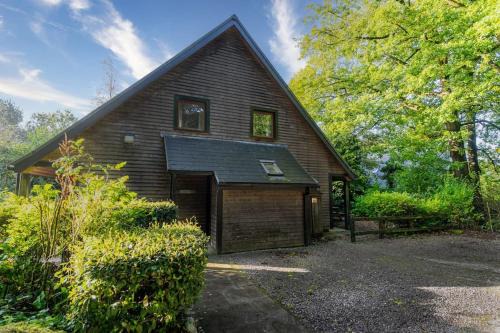 Weaver, woodland lodge with hot tub for 12