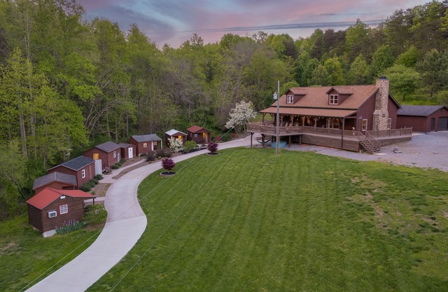 Weaverville Cabin + Mini Cabins w/ HOT TUB + Fire on 50 Acres!