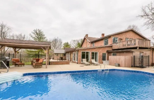 Weddings, events on 37 acres, pool, 4 wheeling, horses + more on the farm!
