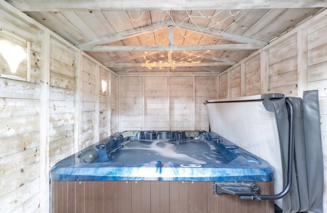 Wee Acorn Luxury Pod with Private Hot Tub