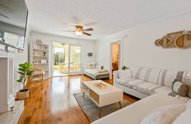 2 Story Home With Sunroom & Cozy Deck Close To KSU