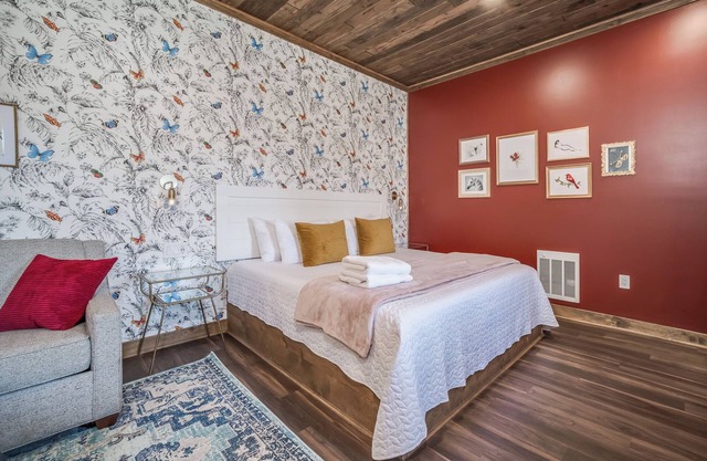 Walk Everywhere | King Bed | FIreplace