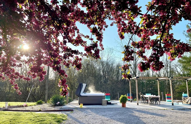 Weekend getaway with Hot Tub, pet friendly. 30 mins from Columbus.