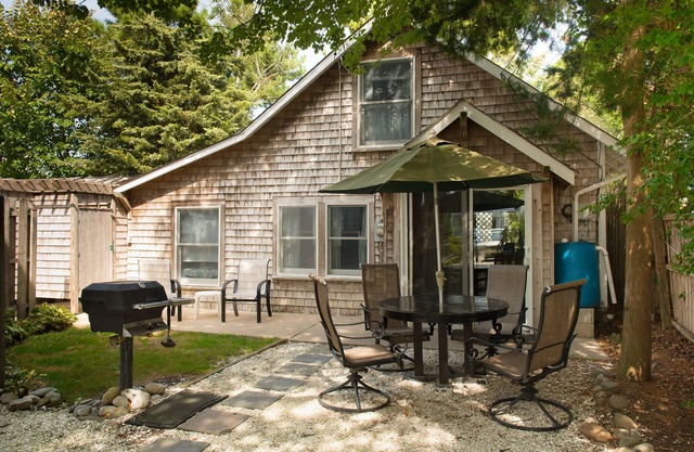 Alquiler semanal y mensual disponible en Cozy, Backyard Cottage