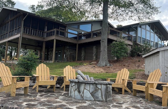 Weiss Lake 6 bedroom house ready for your family fun of Skiing and Fishing.