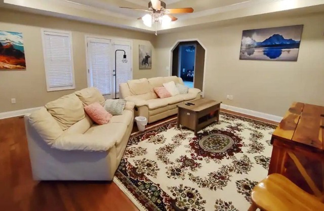 Welcome! Calm, Comfortable home NOT on busy Smith Lake (but close!)