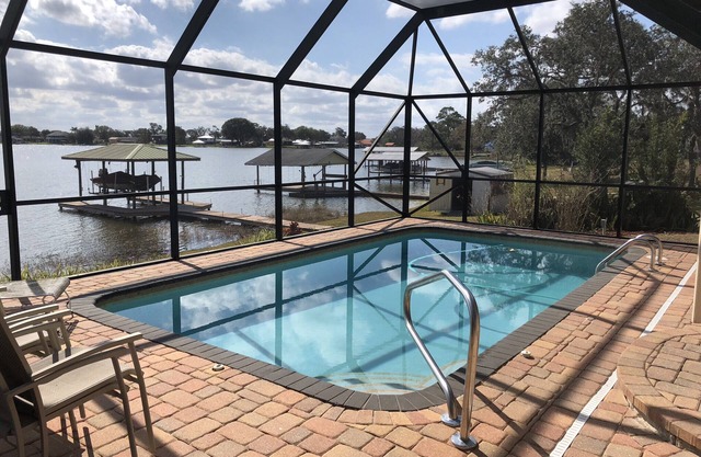 Bienvenue à LAKESIDE ESCAPE, profitez de la piscine privée et du ponton LAKEFRONT. Poisson et kayak
