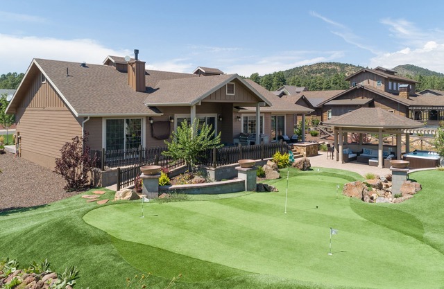 Superbe maison neuve! Complet avec votre propre putting green.