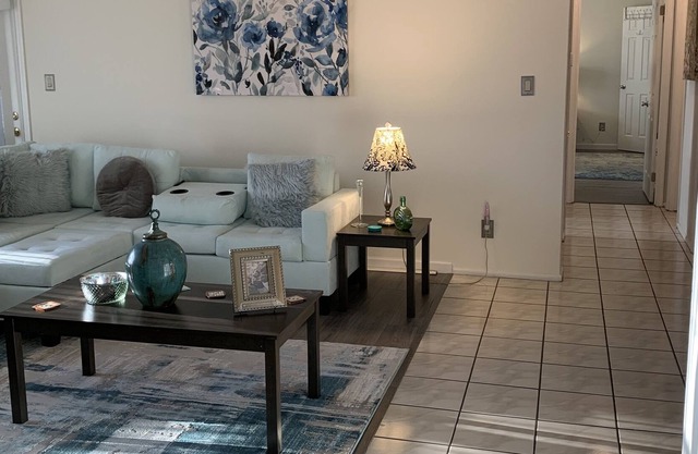 Welcome Home Lots of LIGHT, AIRY and SUPER CLEAN !!