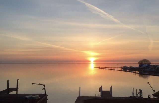 Welcome Lake Lovers, Beautiful Waterfront Home!