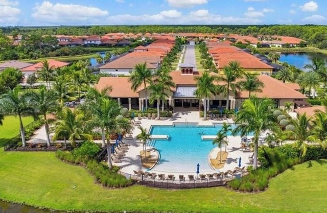 Best location near Marco Island & 5th Avenue.
