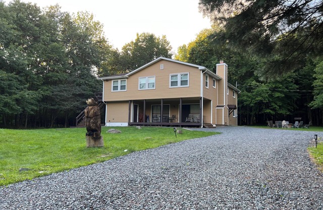 Z Spot to relax with the fam Game Room, Fireplace, Firepit, Outside/Inside Fun.