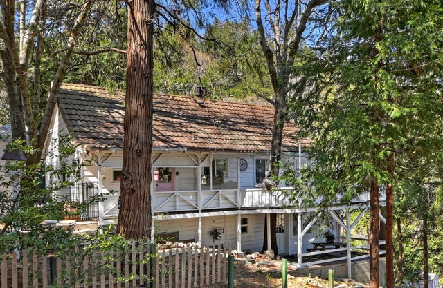 Welcome to Cupcake Cottage! A/C! Pet Friendly!