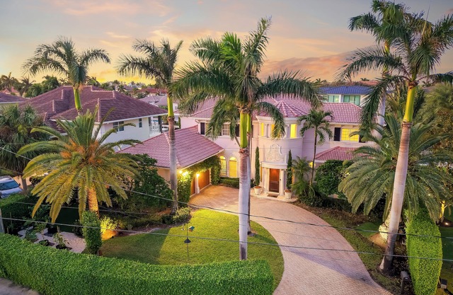 Incroyable Waterfront Vues & Lifestyle Meets Italian Villa !!