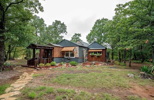 Welcome to Enchanted Rock Retreat – Your Soulful Sanctuary!