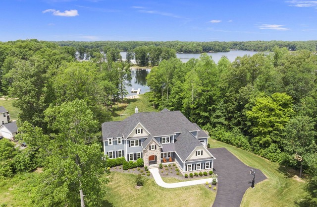 Toute nouvelle retraite de luxe au bord de l'eau, au bord de l'eau, d'une superficie de 8 000 pieds carrés! Capacité d'accueil 23, 7 bd / 7baths