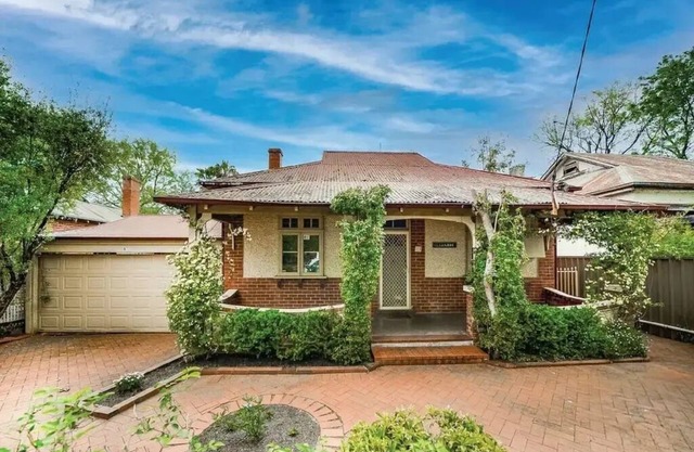Welcome to Illyari: Your Charming Red Brick Retreat in Wagga's CBD!