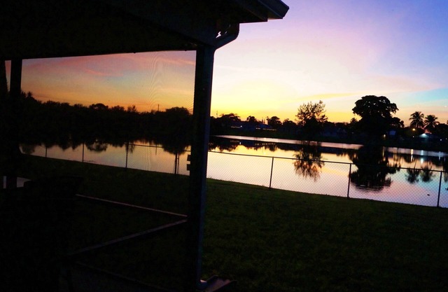 ¡Bienvenido a Lazy Palms! Una casa frente al lago en West Palm Beach.