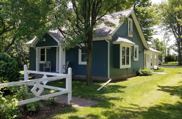 Bienvenue à Lenny's Lodge; Un chalet confortable niché dans une communauté prospère.