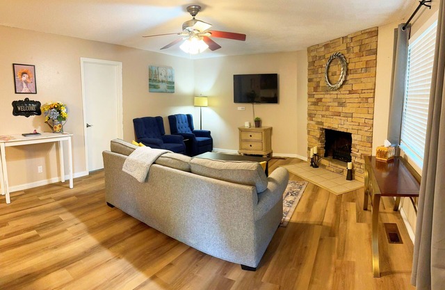 Stay at Lucky Duck Lodge - a charming 3-bedroom home near Lake Texoma